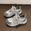 Tênis fofos e robustos de sola grossa para mulheres, novos sapatos dad super populares de outono de 2026, sapatos casuais Forrest Gump