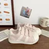 Zapatos blancos versátiles con puntera de concha, lindos zapatos de velcro acolchados, nuevo estilo para primavera/otoño, zapatillas casuales tipo skate, zapatillas deportivas ligeras