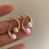 Aretes de Perla Cruzados que se Pueden Usar por Ambos Lados, Diseño Femenino y Único, Aretes de Moda y Versátiles con un Toque de Lujo