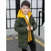 Novas Roupas de Algodão Acolchoado de Inverno para Meninos, Crianças de Tamanho Médio e Grande, Algodão Acolchoado Espesso Quente com Capuz Falso Duas Peças de Comprimento Médio