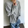 Camiseta de manga larga a rayas de bloques de color con borde enrollado estilo coreano para hombre, colección de otoño, con un ambiente sofisticado y relajado, corte limpio, estilo holgado y cuello redondo.