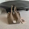 Bolsa tote estampada de leopardo única, bolsa feminina de grande capacidade, novo estilo outono 2026, casual e descontraída, adequada para a faculdade e o trabalho, bolsa de ombro