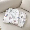 [Venta al por mayor de fábrica] Conjunto de pijama de algodón nube con estampado integral de cachorros y osos de dibujos animados para mujer, Primavera/Otoño, con cuello de solapa, Adecuado para ropa de estar