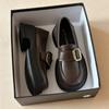 Sapatos de Couro Pequenos Marrons de Estilo Britânico de Bico Redondo com Sola Grossa para Mulheres 2024 Novo Outono Versátil Saia Mocassins de Salto Grosso