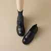 Sapatos femininos de couro estilo britânico com sola grossa, novo modelo outono 2026, mocassins que aumentam a altura com bico redondo, saltos grossos e tiras de velcro