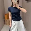 Camiseta pequena de renda estilo Duoni Miu! Top de verão simples com linhas contrastantes em bordado à máquina, justo e valorizador, de manga curta