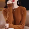 2025 Novo Outono e Inverno Gola Redonda Uma Linha Pronto para Vestir Suéter de Lã para Mulheres Cor Pura Solto e Versátil Gola V Camisa Base Tricotada Macia