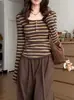 Camiseta de manga larga a rayas color café para mujer, otoño e invierno, sentido del diseño, corte ajustado, estiliza la figura, camiseta básica, cuello cuadrado, para personas petite, top versátil