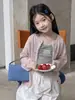 Ropa infantil para niñas con botones coloridos, adecuada para habitaciones con aire acondicionado y uso al aire libre, camisa de protección solar tejida de lino de bambú suave y ligera, estilo coreano