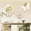 Decoración de pared de fondo para sofá de restaurante y sala de estar moderna minimalista color crema, con una pieza de arte mural luminosa de alta gama con un diseño creativo nórdico