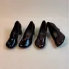 Versão em pele de ovelha dos populares sapatos Mary Jane de bico redondo, sapatilhas de corte baixo, sapatos pequenos de couro com salto grosso, adequados para o trajeto diário, com um design de salto alto chique e elegante