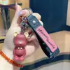 Llavero de Oso con Pajarita Violenta Creativo de Dibujos Animados Estilo Escandinavo para Coche, Bolso, Colgante de Joyería Lindo, Elegante y Versátil