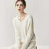 Colección Otoño/Invierno 2026 de Bai Cai Rong: Suéter holgado de punto trenzado con cuello en V, adelgazante, elegante, cálido, versátil, moderno y favorecedor