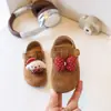 Sapatos de princesa fofos para bebês, com designs de cachorrinho e laço, sapatos de couro para meninas com solas macias, sapatos infantis estilo Birkenstock na cor cáqui para primavera e outono