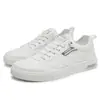 Nuevos zapatos casuales de cuero para hombre, zapatillas blancas versátiles, modernas y a la moda, zapatos casuales para deportes al aire libre