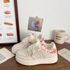 Outlet de Fábrica Sapatos Brancos Leves Coreanos Femininos Nova Coleção Primavera 2025 Versátil Sola Grossa Tênis Esportivo Casual Tendência