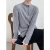 Suéter de punto falso dos piezas para hombre con cuello henley, patrón de trenzas tejido, estilo old money, otoño e invierno, venta al por mayor de fábrica transfronteriza