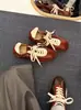 Sapatos femininos populares, modelo novo, couro macio confortável, sola macia, aumento interno de altura, com cadarço, tênis de treino alemão básico leve de borracha antiderrapante