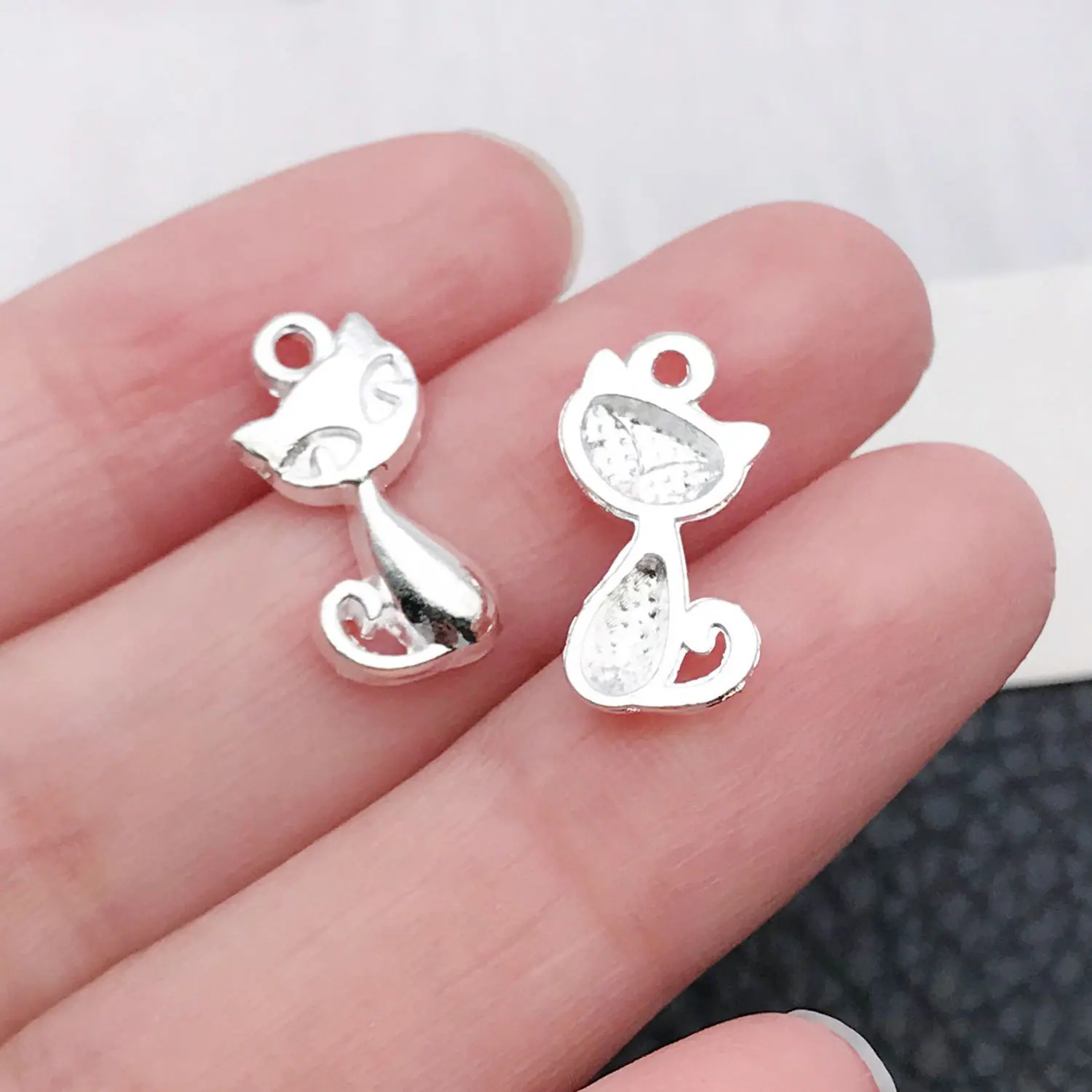 20640-M-亮银锌合金猫17x10mm-0.7g