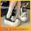Zapatos blancos de suela gruesa para aumentar la altura, versátiles de moda retro para mujeres petite, zapatillas casuales versátiles de caña baja primavera 2026