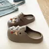 Versátiles para el trayecto Zapatos perforados estilo Birkenstock de ámbar mariposa retro para mujer, sandalias cómodas de EVA de verano para exterior de punta cerrada
