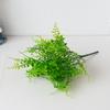 Una variedad de plantas de simulación, eucalipto de 7 tenedores, flores artificiales de plástico, plantas verdes en maceta, material de planta de simulación