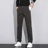 Colección nueva Otoño/Invierno 2026: pantalones de negocios casual para hombre, modernos y versátiles, con un diseño holgado de pierna recta