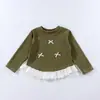 Nueva camisa base de niña estilo coreano con pajarita, camiseta dulce de retazos de encaje para niños, top de manga larga para bebé al por mayor