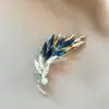 Exquisito broche de mariposa de cristal, moda nicho de alta gama para mujer, prendedor de lujo ligero, corsage sofisticado, accesorio para trajes y abrigos