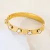 Directo de fábrica europeo y americano transfronterizo parche de acero de titanio hebilla de trébol de cinco hojas pulsera moda sentido de alta gama pulsera chapada en oro venta al por mayor