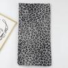 Estampado de Leopardo Mediano 32 Piezas Venta de Fábrica Estampado de Leopardo Nuevo 2023 Exportación Transfronteriza Bufanda Larga Estampada de Satén Viaje Vacaciones Protección Solar y Calidez
