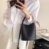 Bolsa pequeña portátil para combinar con todo, bolso de mujer 2024 nuevo, de moda de alta gama, bolso bombonera con textura de estilo occidental, bandolera