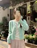 Suave y elegante, este cárdigan de punto verde de manga corta es un nuevo estilo de otoño para mujer, perfecto para atuendos de inspiración coreana.. Es suave, cómodo y se ve increíble como suéter o prenda exterior.