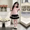 2026 Conjunto de Dos Piezas Falda de Pastel de Encaje Dulce Estilo Universitario Color de Contraste Moderno Estilo Coreano Camisa Polo Casual de Manga Corta