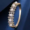 Pulsera Hueca con Perlas Artificiales y Circonitas Incrustadas Exquisita Elegante Moderna Sensación de Alta Gama Versátil para Banquetes Vestidos de Noche y Uso Diario