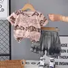 Conjunto de Verano para Niños Elegante y Moderno Rasgado Estampado en Inglés Manga Corta Pantalones Cortos Conjunto de Dos Piezas Bebé Verano Ropa Fresca para Niños