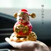Adorno Festivo del Dios de la Fortuna de Año Nuevo Bolsa de la Fortuna con Energía Solar Balanceándose Izquierda y Derecha Decoración para el Tablero del Coche Adorno Atractor de Riqueza Venta al por Mayor