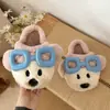 Design de filhote de cachorro de desenho animado, pantufas de algodão fofas, fofas e macias, com sola grossa, perfeitas para uso interno e projetadas para mulheres