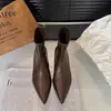 Botas Slimming Versátiles Retro Francesas Simples para Mujer 2026 Invierno Nuevas Negras Punta Fina Tacón de Cuña Alargamiento de Piernas Botines