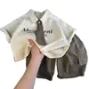 Ropa de Verano para Niños 2026 Estilo Nuevo Estilo Universitario Traje de Manga Corta para Niños Camisa Delgada de Verano para Bebé Conjunto de Dos Piezas
