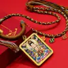 Oro Coloreado Sentado sobre Loto Avalokitesvara Tanka Estilo Tibetano Pintura Semi-Hecha a Mano Núcleo Cuerda de Cinco Colores Caja de Gau Colgante de Collar Colorido