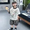 Conjunto de Verão Infantil com Estampa de Letras Manga Curta 2026 Novo Tendência Legal Bebê Fino Conjunto de Duas Peças Moda Verão