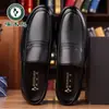 Sapatos masculinos de couro casuais de negócios novos da Woodpecker, couro genuíno, sola macia, adequados para homens de meia-idade e idosos