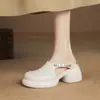 Sandálias de Solado Grosso Baotou para Uso Externo Feminino 2025 Novo Verão Elegante Fivela de Metal Chinelos de Salto Alto Couro Macio Salto Grosso Meio Chinelos