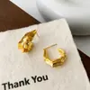 Colección de Pendientes Dorados Geométricos Irregulares Plisados de Lujo Ligero de Alta Gama Europeos y Americanos con Diseño Único y Personalizado