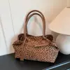 Bolsa de Ombro Grande de Camurça Estampada de Leopardo Europeia e Americana Casual Estilosa Nova Moda 2025 Tendência Outono e Inverno