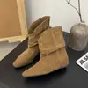 Botas Curtas Elegantes Bico Fino Plissadas com Salto Bloco Femininas 2026 Nova Coleção Outono/Inverno Veludo Interior Aumento de Altura Emagrecimento Botas de Cano Curto