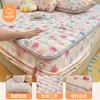Falda de Cama Acolchada Estampada de Vellón de Leche Juego de Tres Piezas Cubierta Protectora de Colchón Más Terciopelo Cubierta de Esterilla Cálida de Invierno Antideslizante a Prueba de Suciedad