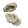Sandalias de dedo estilo coreano con ribete mullido, nueva colección otoño/invierno 2026, sandalias de exterior de suela plana, casuales y versátiles