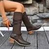 Nueva colección 2025 de zapatos para mujer de talla grande para exportación: Botas de cuero de estilo europeo y americano para otoño/invierno con punta redonda, patchwork de cuero, hebilla de cinturón y tacón cuadrado, resembling botas de montar